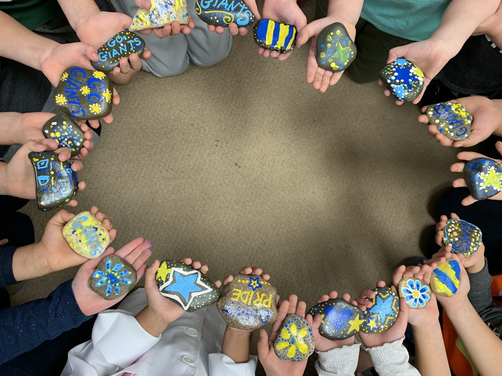 First graders at Park Elementary showed their Giant PRIDE by painting blue and gold rocks.  Look for them hiding around Le Sueur and Henderson.  If you discover one, pick it up and enjoy! Go Giants!