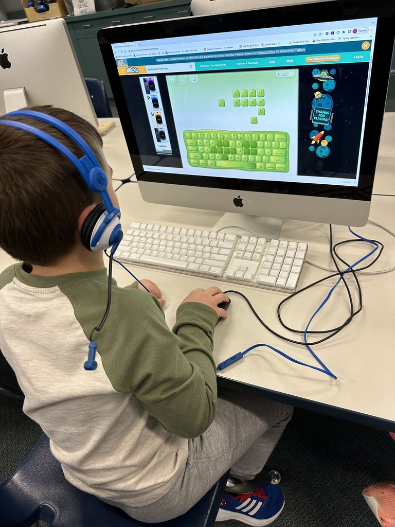 Park kindergarteners have started to learn about the keyboard. They are using their mouse skills to get familiar with the keyboard. At the same time, students practice letter and number names and most importantly, have FUN!