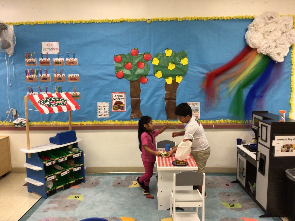 Ms. Lisa’s afternoon preschoolers are having fun playing and learning about apples! 
